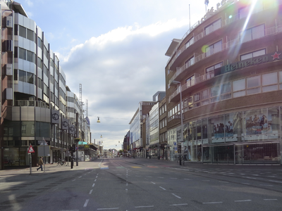 872095 Gezicht in de Lange Viestraat te Utrecht, vanaf het Vredenburg, met links het warenhuis De Bijenkorf dat ...